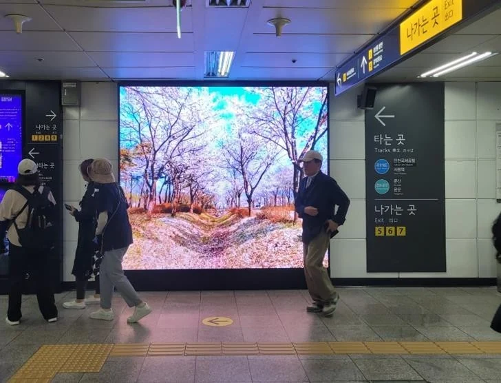 홍대입구역 디지털 광고 광고 설치 예시