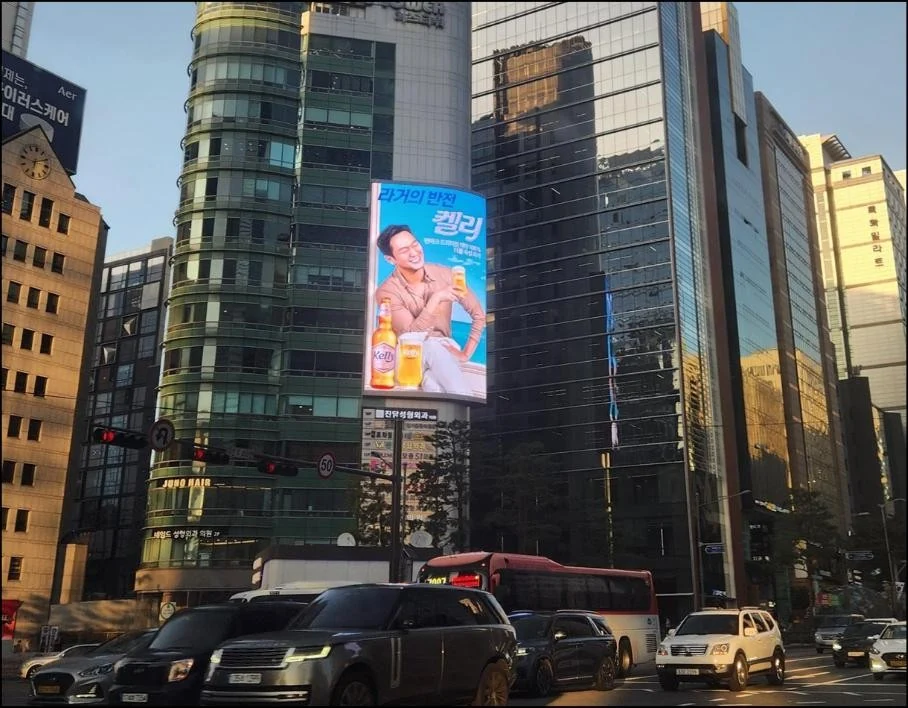 강남역 이즈타워 전광판 광고 설치 예시